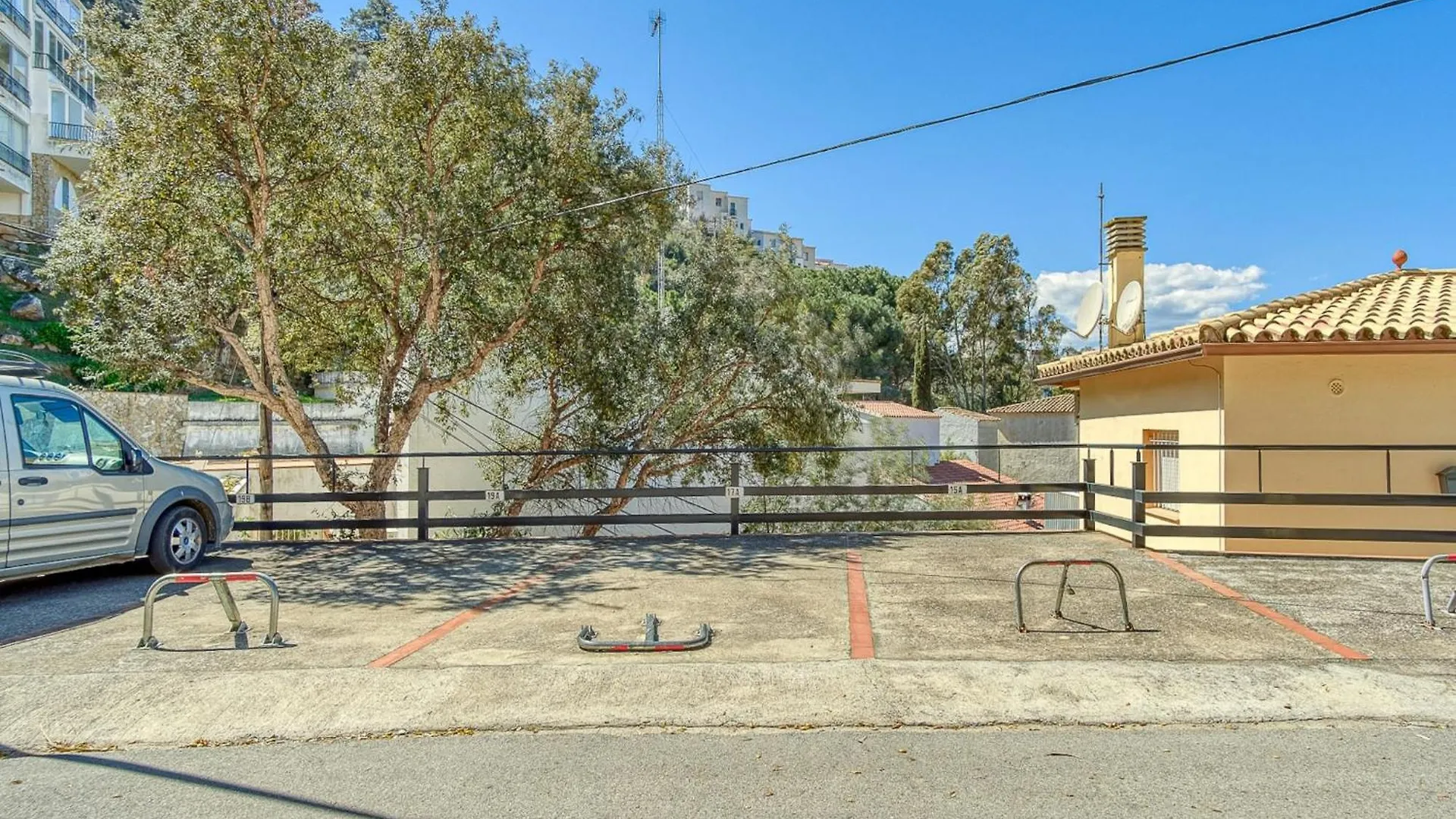 Apartment With View Ρόζες
