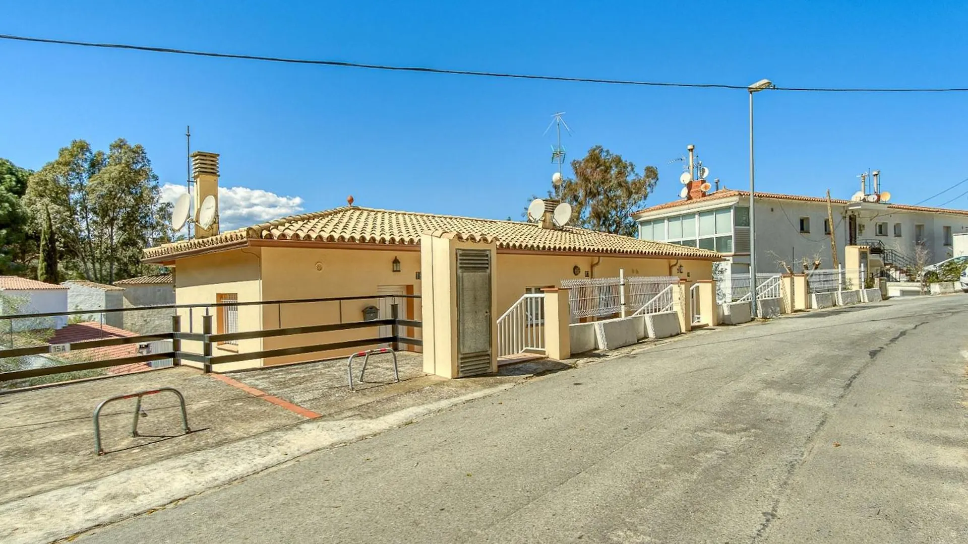 Apartment With View Ρόζες