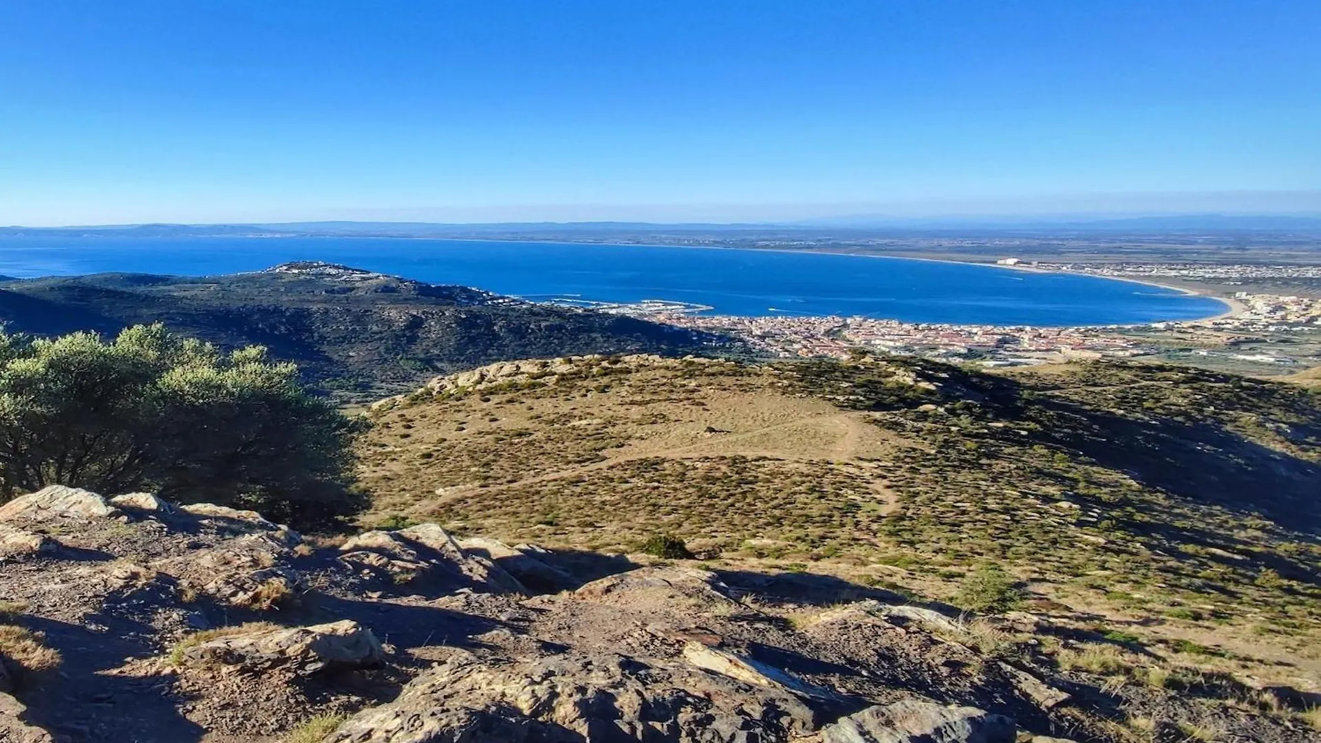 Apartment With View Ρόζες