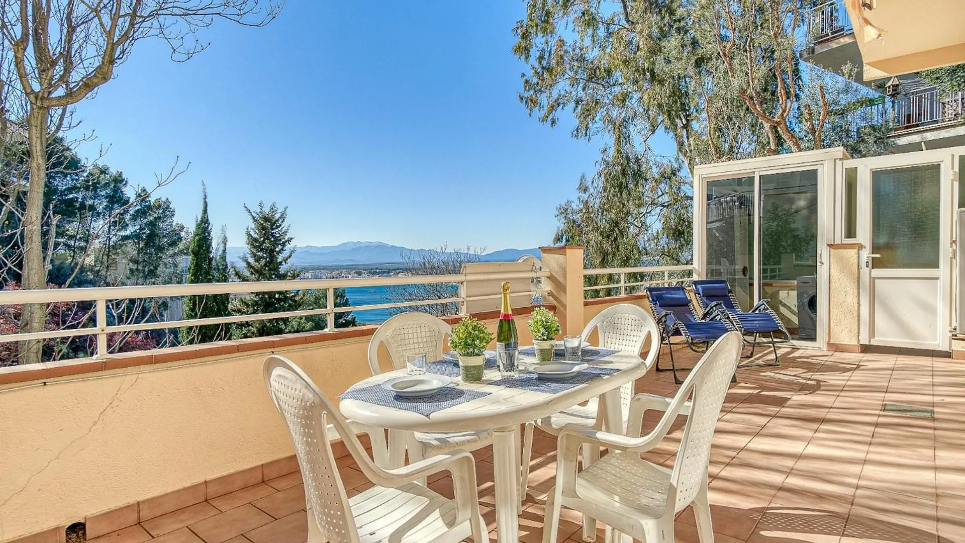 Apartment With View Ρόζες