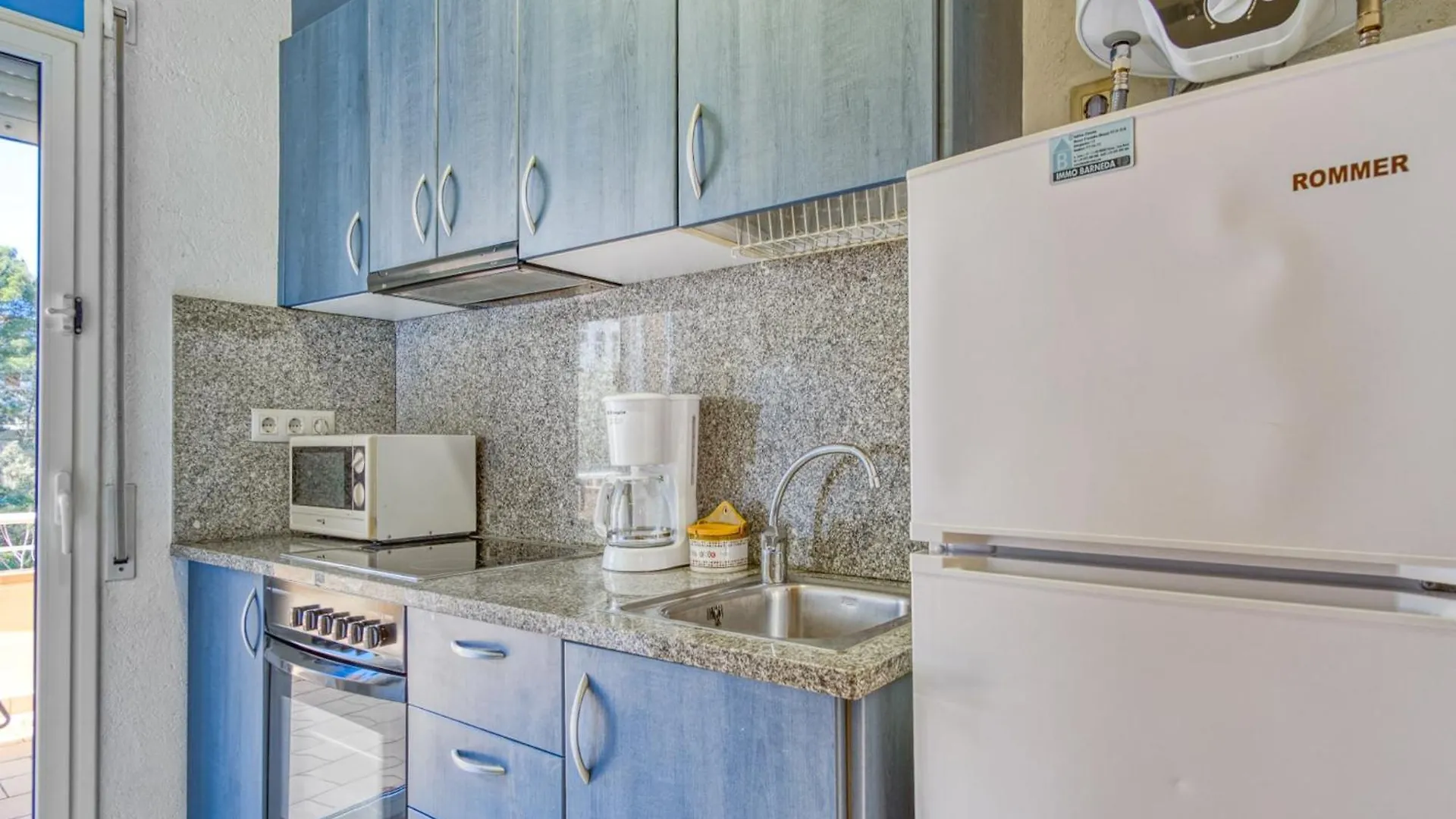 Apartment With View Ρόζες
