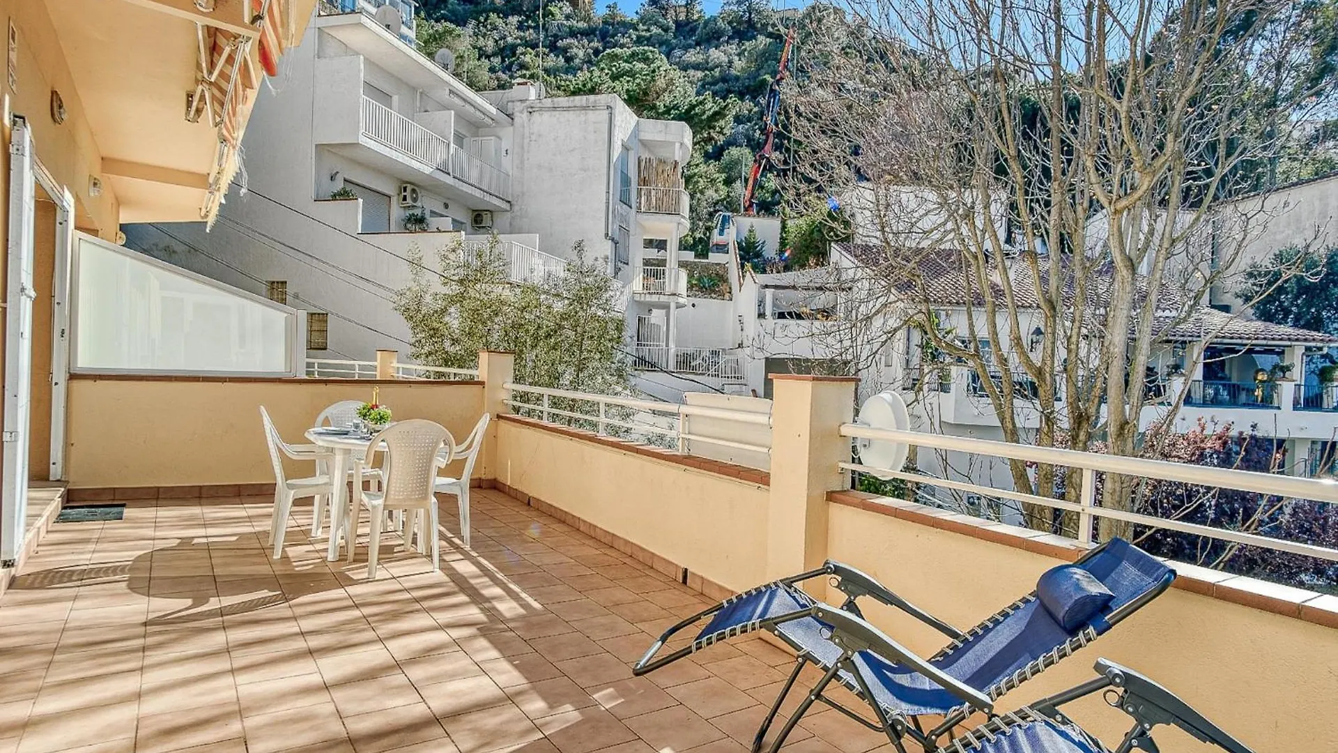 Apartment With View Roses