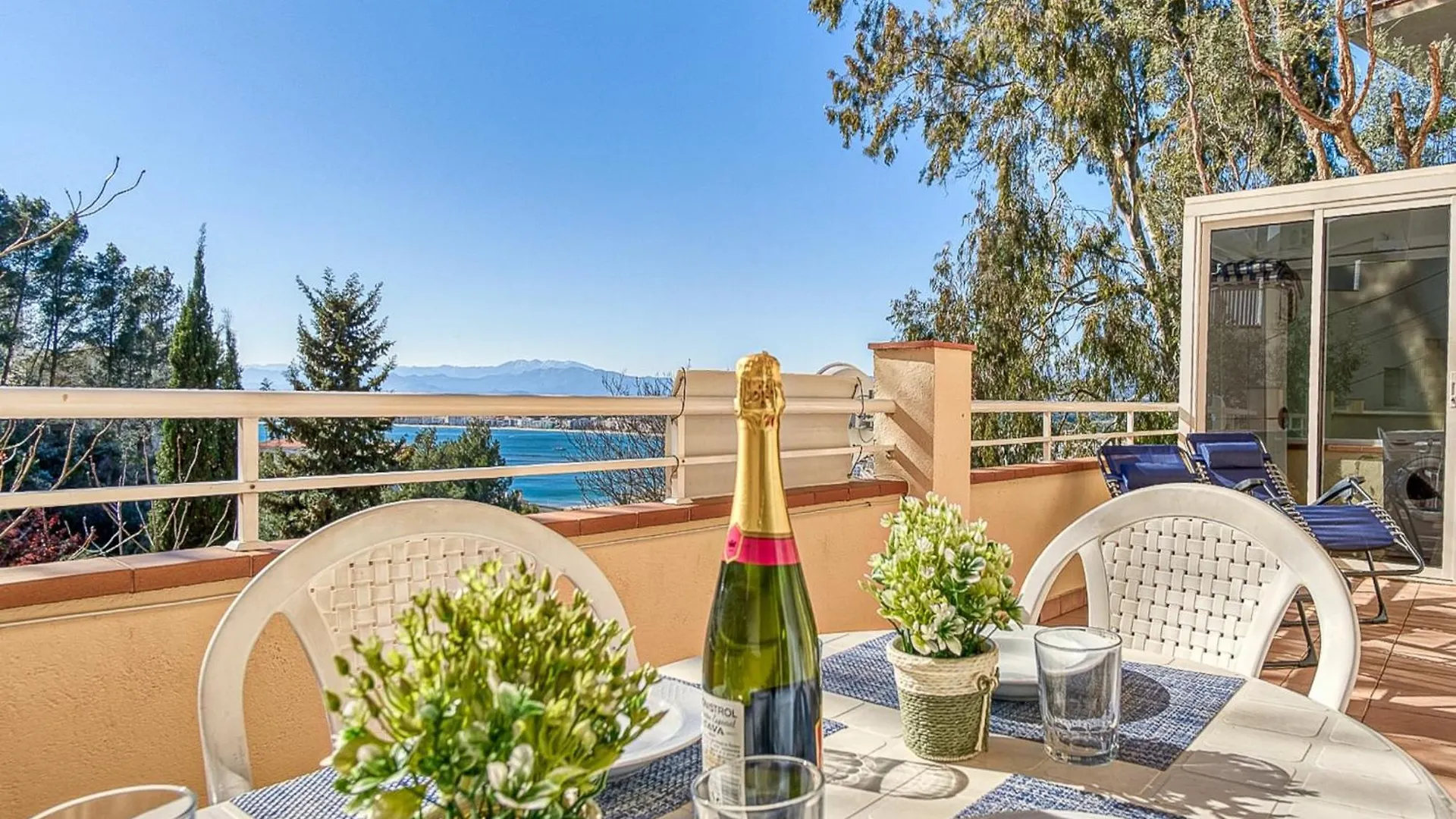 Apartment With View Roses