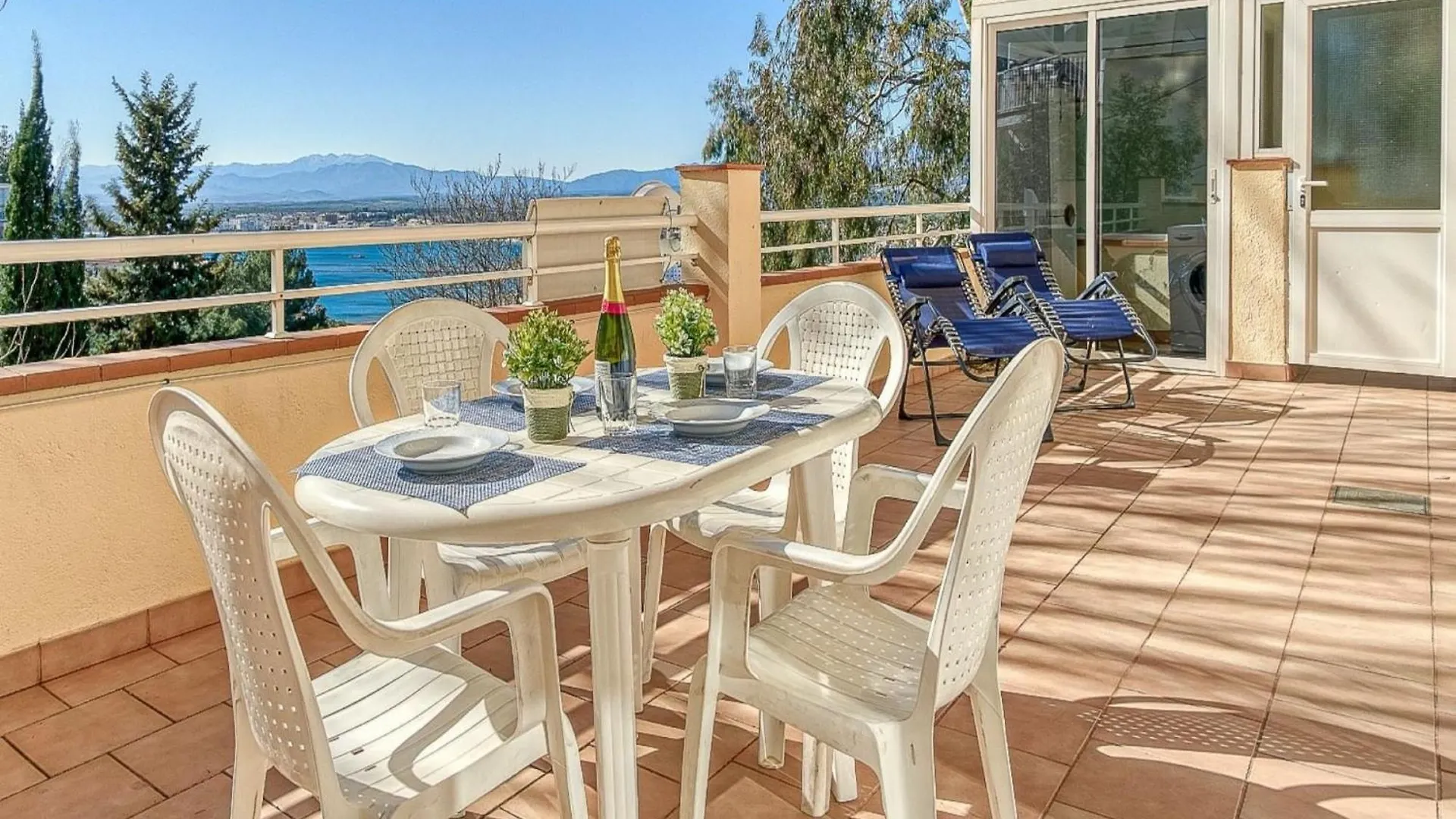 Apartment With View Roses Spain